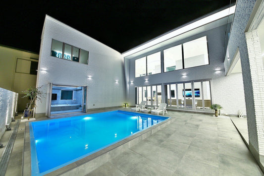 ライトグレー佐官仕上げ調タイル