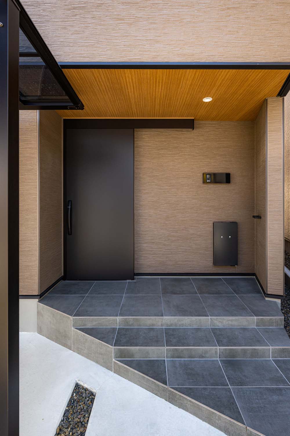 ダークグレー佐官仕上げ調タイル